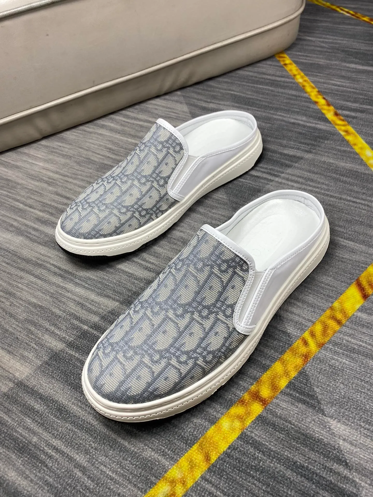 P380 Dior men's casual half-drag👞. Handsome and versatile low-top shoes, with exquisite branded jacquard fabric for the upper, sheepskin lining for the feet, 🌺🌺perfect shoe last, 🌲🌲fashionable and handsome, comfortable on the feet, 🚗🚗wear-resistant and non-slip rubber outsole. Code number: 38-44. 45 is custom-made and cannot be returned or exchanged